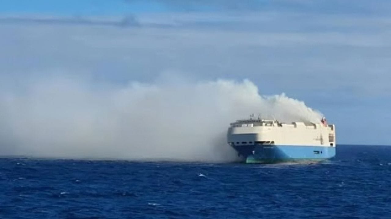 Carro elétrico Porsche acusado de incendiar 3.800 carros, afundando navio inteiro Felicity Ace