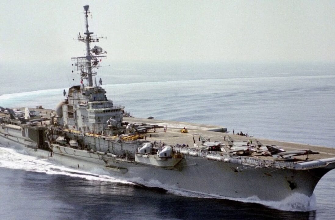 Comparison: Aircraft Carrier Minas Gerais and Aircraft Carrier São Paulo 