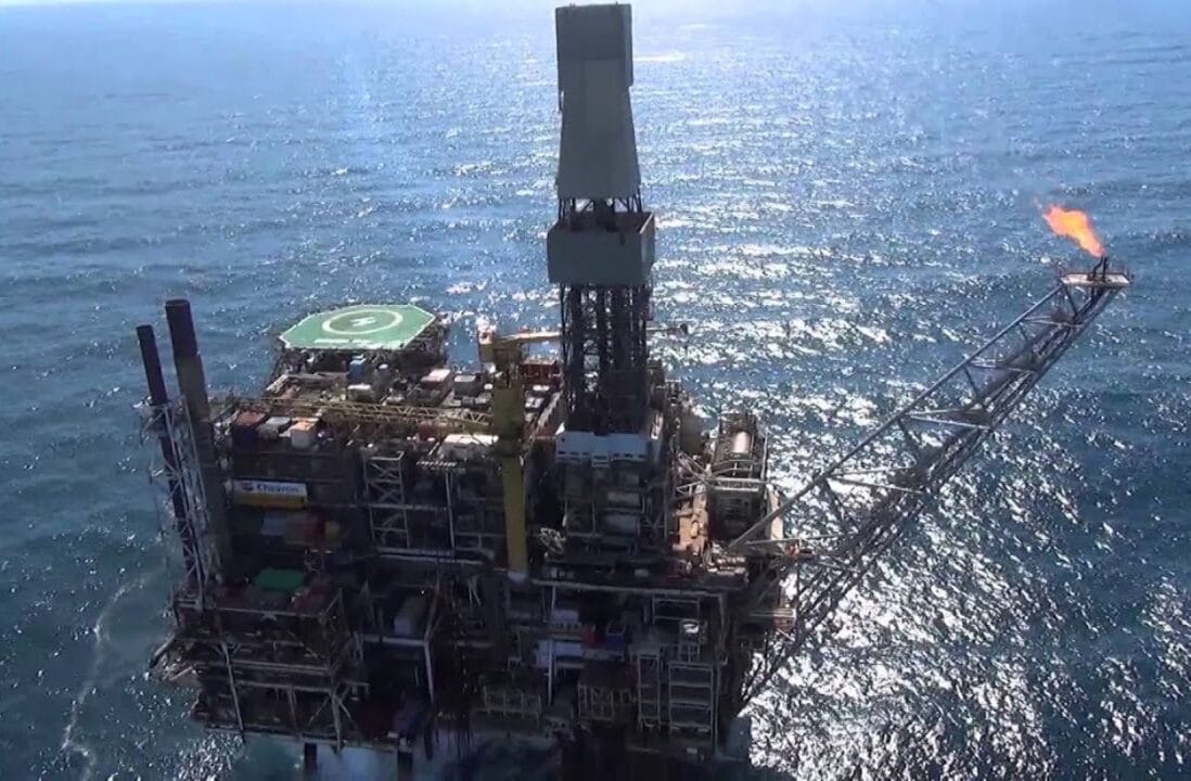 Você sabe como é feita a gasolina? Do petróleo bruto, passando pela refinaria até o tanque do seu carro