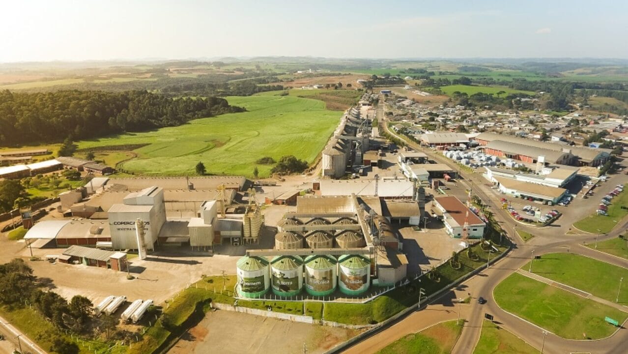 A Copercampos anunciou um investimento de mais de R$ 200 milhões em uma usina de etanol em Santa Catarina. O projeto visa a geração de vagas de emprego e reforça a importância do setor de etanol no Brasil.