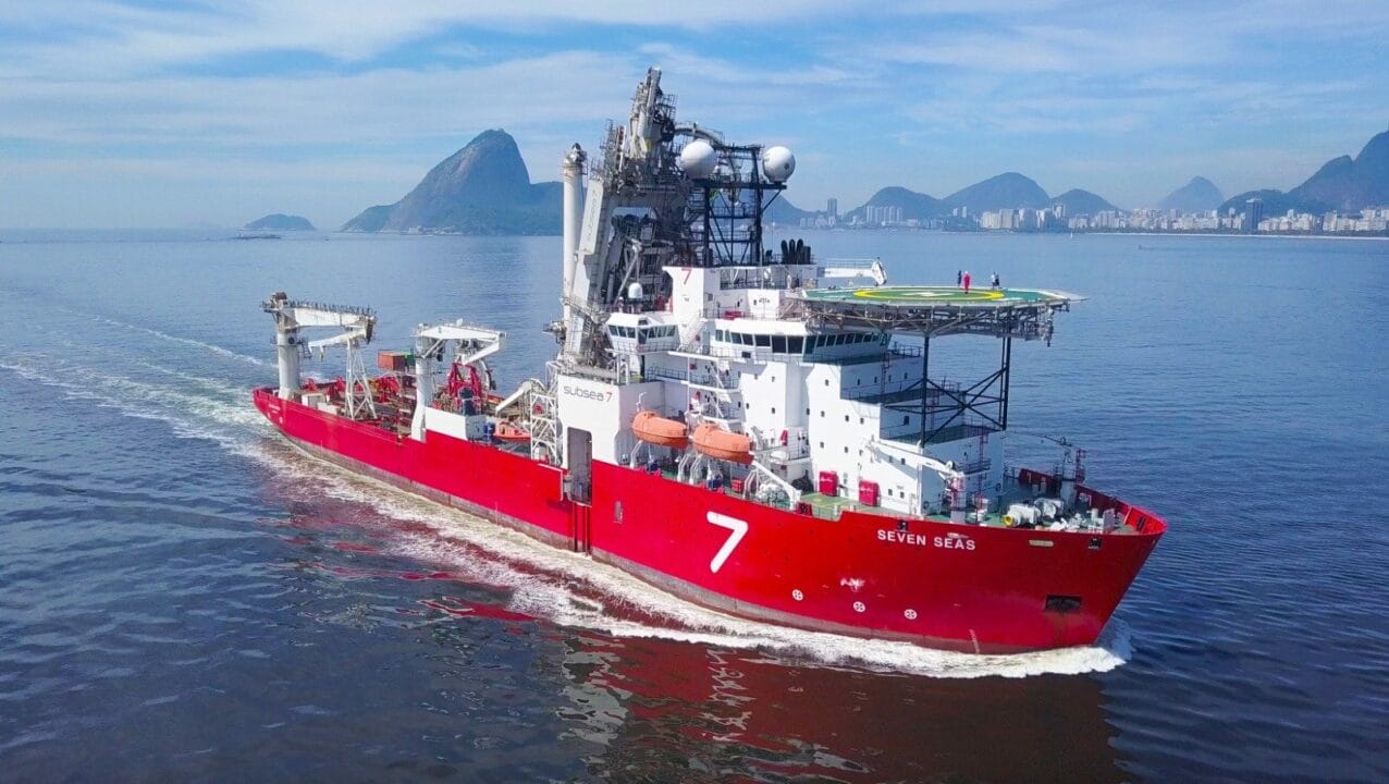 Subsea7, gigante no setor de petróleo e gás, atinge marco financeiro histórico em 2023, com uma carteira de pedidos de US$ 10,6 bilhões.