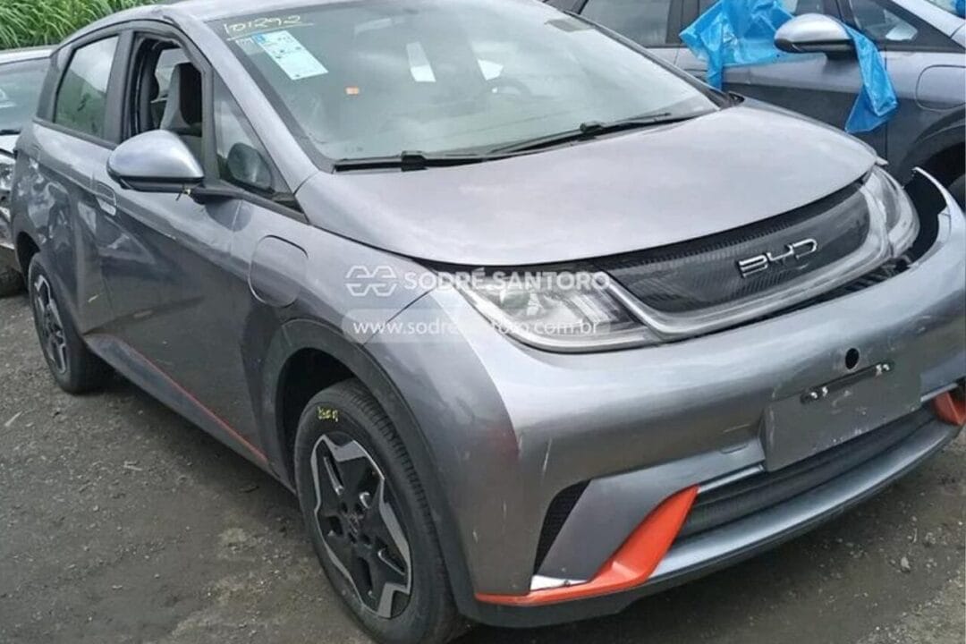 BYD Dolphin mini tem lote de sucata em leilão por R$ 19.000 em menos de um ano de lançado