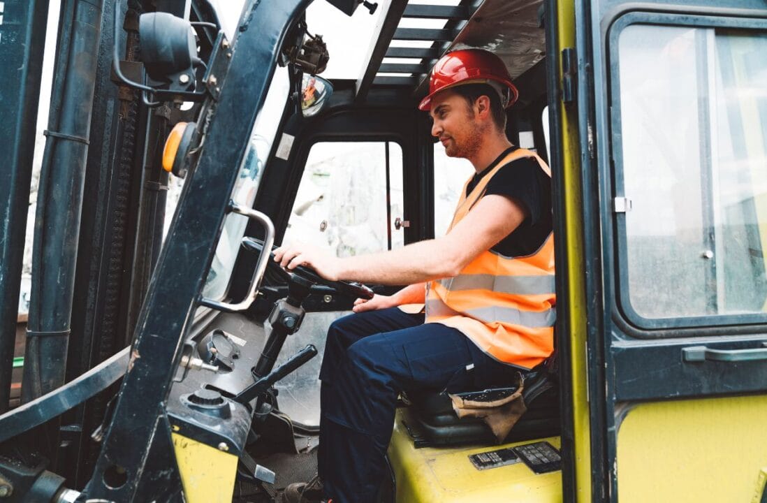 Braveo alerta para vagas de emprego com contratação imediata, oportunidades para motorista, operador de empilhadeira, vendedor e mais