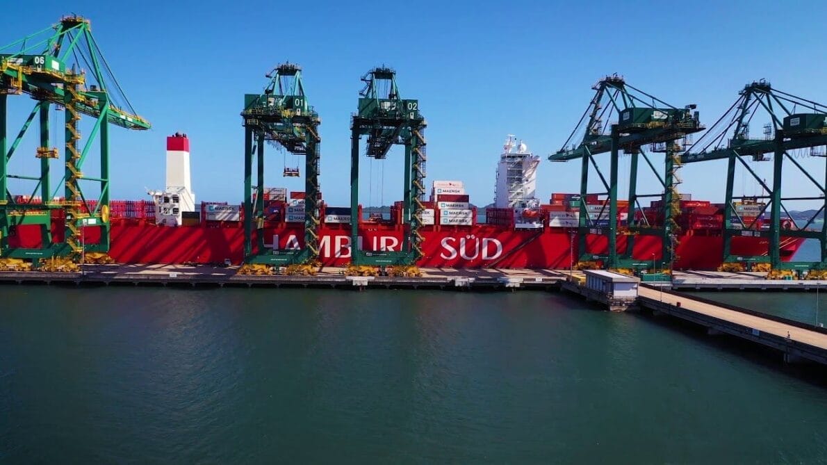 Como é feita a atracação de um navio no Porto de Itapoá: envolve práticas precisas e o uso de rebocadores para garantir a segurança e eficiência no manuseio dos enormes navios porta-contêineres