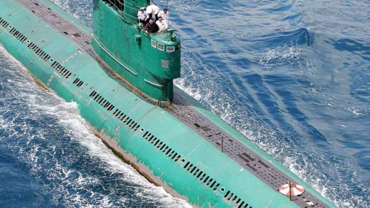 Coreia do Norte tem pintado seus submarinos de verde para melhor camuflagem nas águas esverdeadas do Mar do Leste