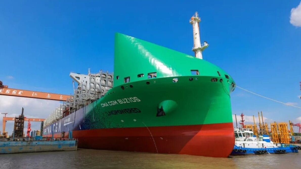Maior navio porta-contêineres bicombustível do mundo, CMA CGM Buzios, atraca no Brasil