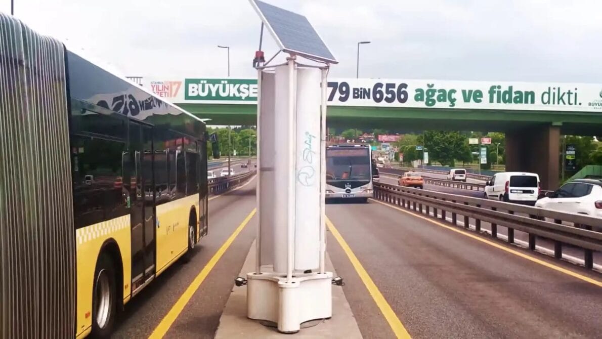 Nova turbina eólica de rodovias com tecnologia revolucionária utiliza o vento produzido pelos veículos para gerar energia elétrica infinita! 