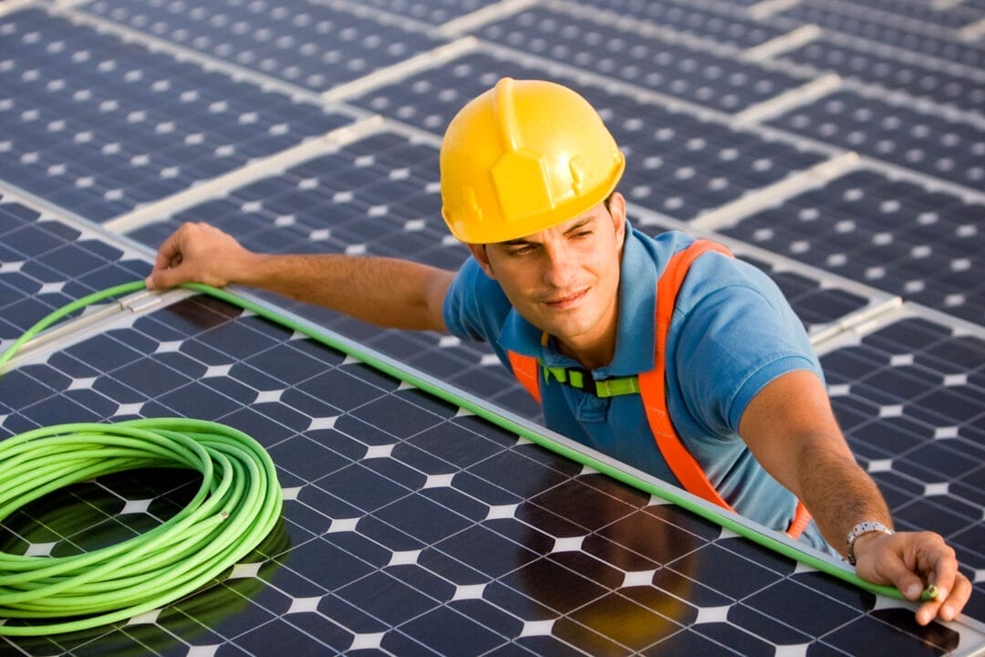 Adeus, conta de luz! Descubra em quanto tempo você terá retorno sobre o investimento da energia solar instalada em sua casa