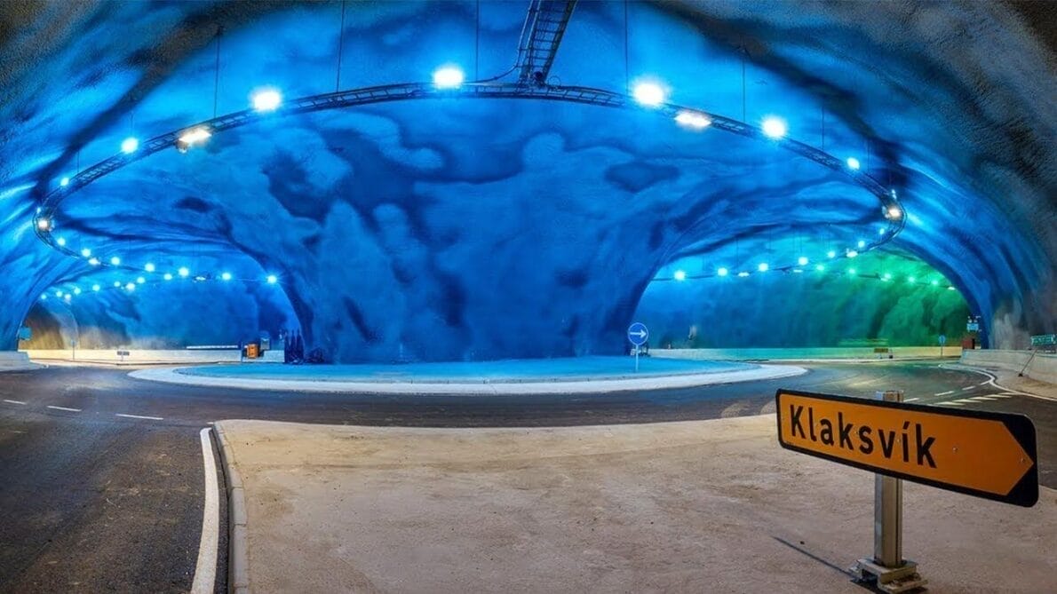 As Ilhas Faroe, um território isolado no Norte do Atlântico, inauguram uma rotatória subaquática, parte de um complexo de túneis submarinos, demonstrando avanços notáveis em engenharia e planejamento
