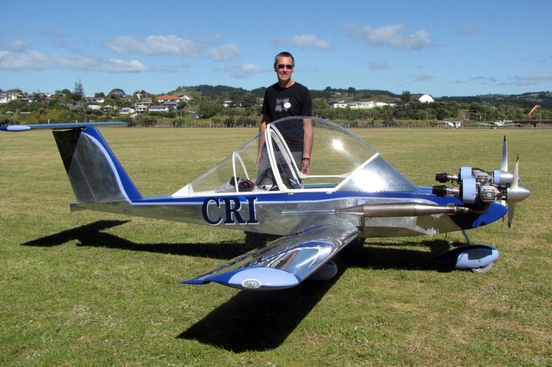 Avião com MOTOR DE MOTO - CRI-CRI é o menor bimotor do mundo!