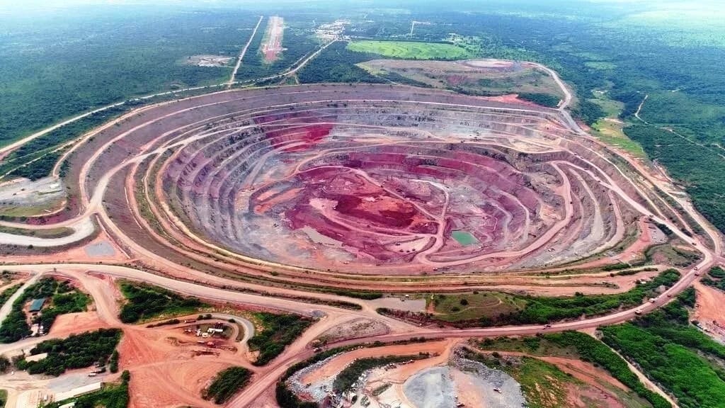 Revealed the largest diamond mine in the world, famous for its coveted pink and red gems with trillions of carats of value!
