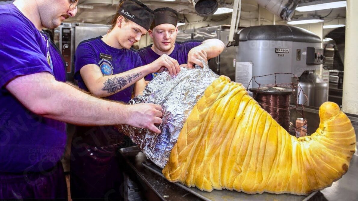 Como a Marinha dos EUA mantém seus marinheiros bem alimentados, de submarinos a porta-aviões, mesmo em meio aos vastos oceanos