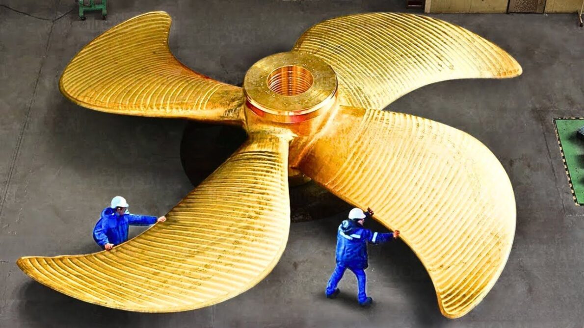 Meticuloso processo de fabricação das enormes hélices que propulsam os maiores navios pelo mundo, destacando a engenhosidade e a precisão envolvidas desde a concepção até a instalação