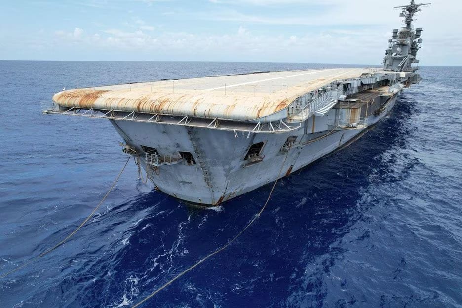 O porta-aviões São Paulo, o maior navio que a Marinha Brasileira já possuiu, teve um fim trágico após ser proibido de entrar na Turquia e atracar no Brasil