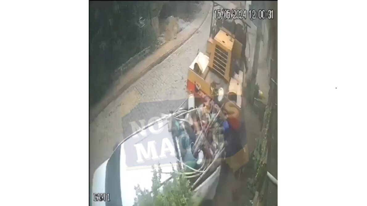 Rolo compressor desgovernado descendo uma ladeira, prestes a colidir com uma pessoa e um carro.