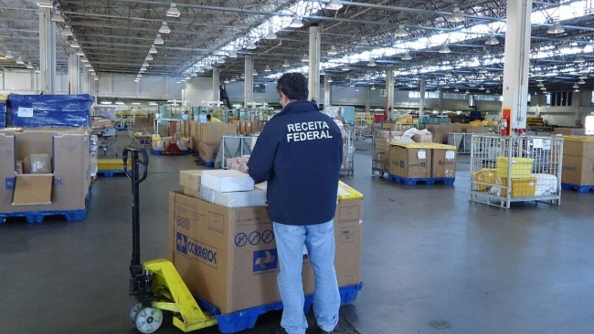 "public competition", "customs", "selection process", "federal revenue competition", and "customs competition"