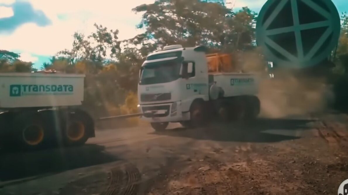 Seven trucks were needed for the transportation of a gigantic load of over 500 tons in a historic operation in Brazil involving Petrobras