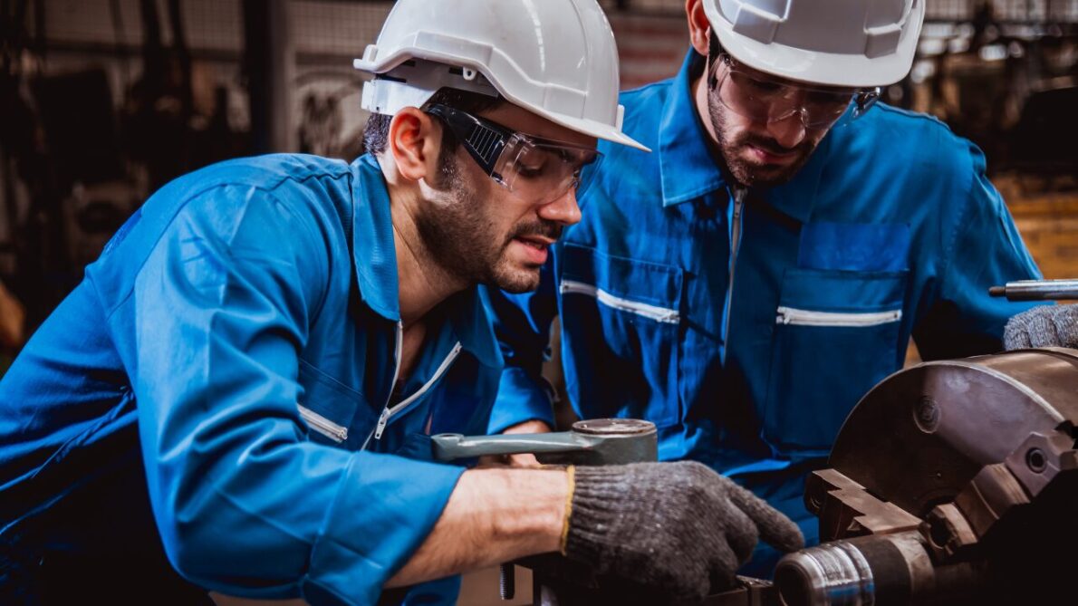 Escassez de mão de obra impulsiona novas perspectivas no mercado de trabalho, com vagas de emprego disponíveis em áreas crescentes no Brasil