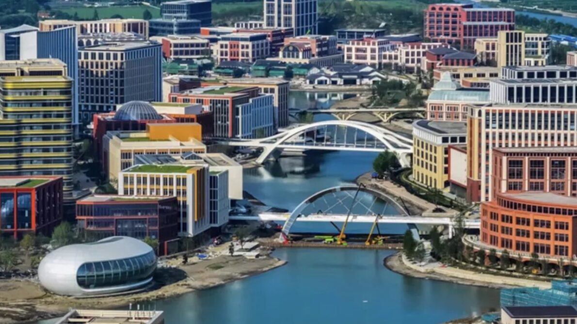 Huawei investe 10 bilhões de yuans em campus de P&D em Xangai, abrindo 30 mil vagas para profissionais estrangeiros em áreas estratégicas.