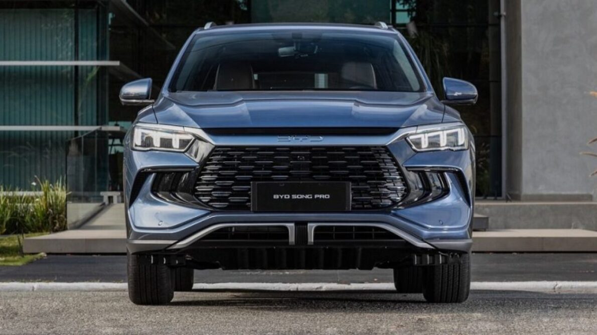 BYD planeja produção inédita em fábrica do Brasil com o carro SUV BYD Song Pro, reforçando compromisso com mobilidade sustentável e economia brasileira.