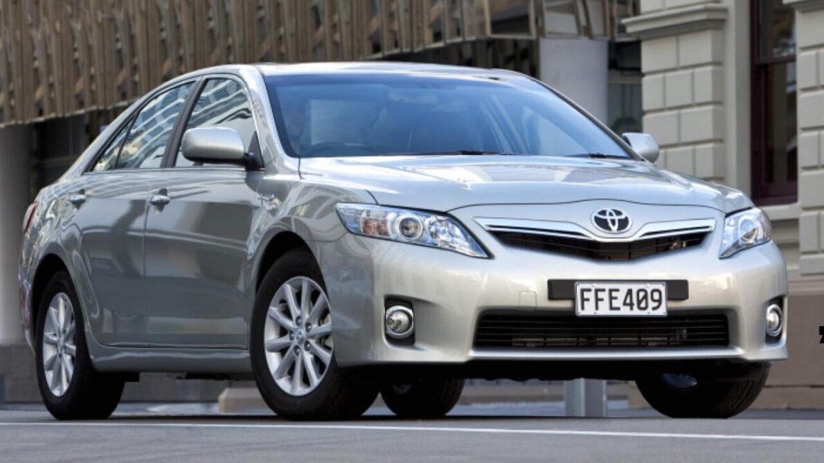 O Toyota Camry combina design sofisticado e desempenho potente, sendo uma excelente escolha no segmento de sedãs de luxo.