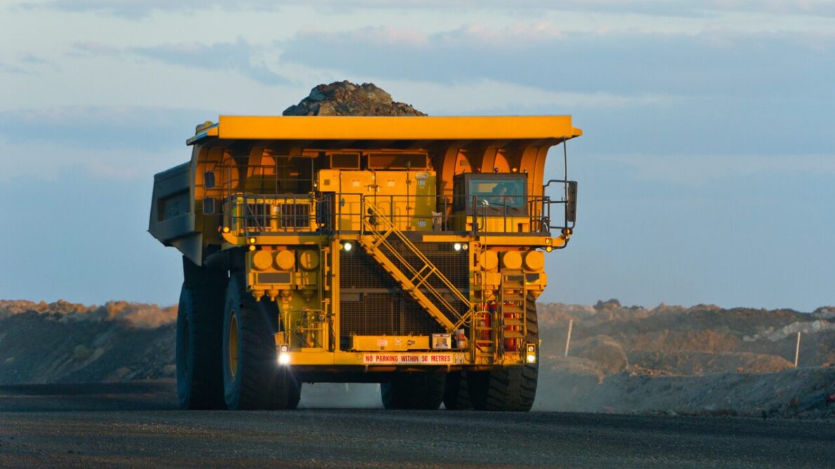 Vale e Komatsu se unem para inovar no setor de mineração com caminhões movidos a etanol e diesel, visando reduzir emissões de CO2.