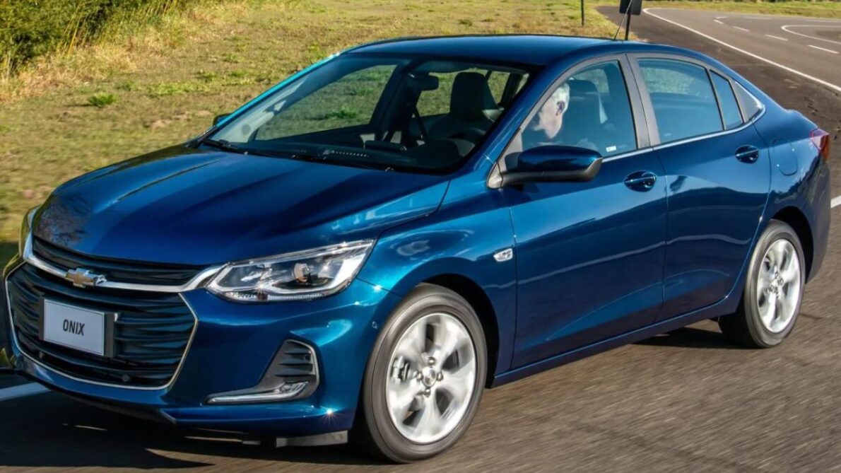 In the competition of compact sedans, who takes the best: Fiat Cronos Precision 2023 or Chevrolet Onix LTZ 2023?