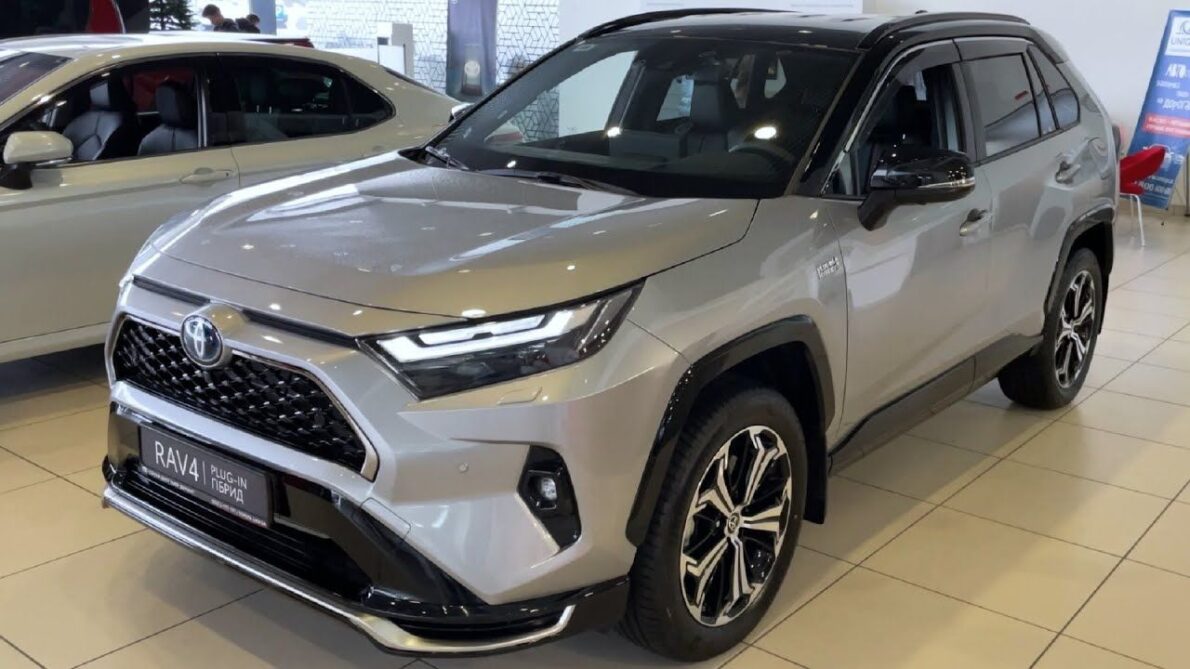 The Toyota RAV4 2025 arrives with a plug-in version, promising power, fuel economy, and cutting-edge technology