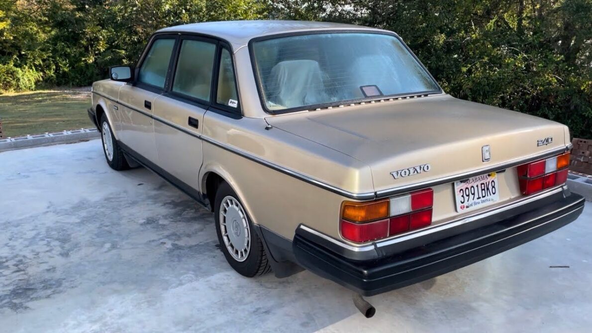 Volvo 240 and its iconic Redblock engine defy time, going from 0 to 100 km/h in just 9 seconds and going beyond a math teacher's car