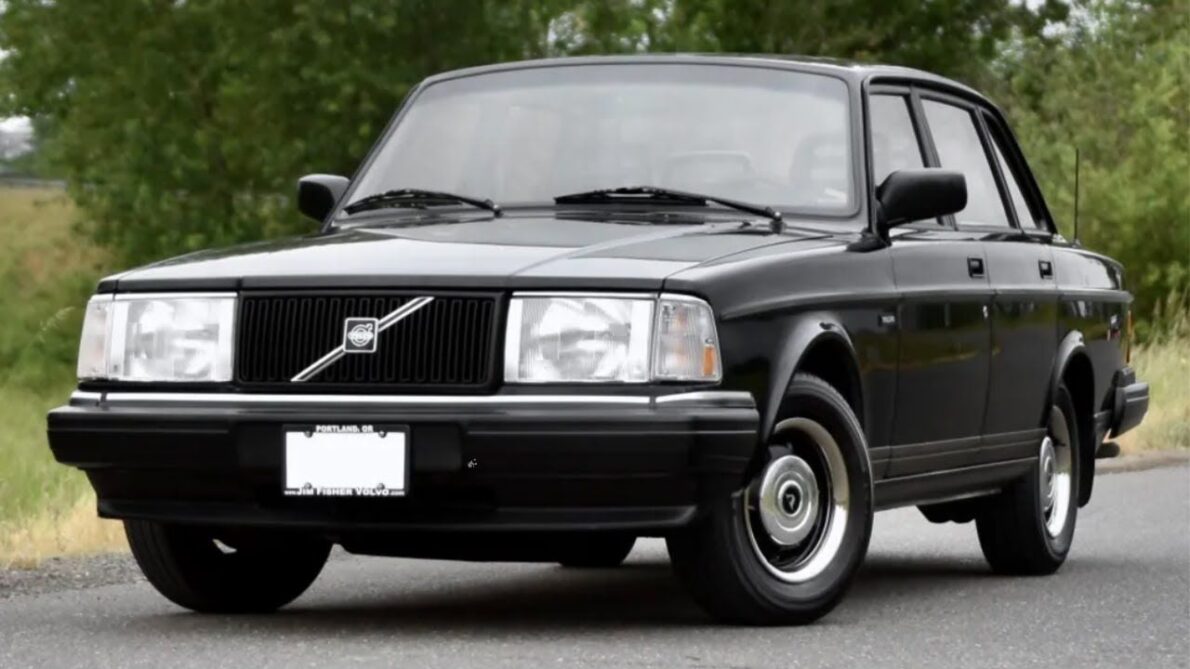 Volvo 240 and its iconic Redblock engine defy time, going from 0 to 100 km/h in just 9 seconds and going beyond a math teacher's car