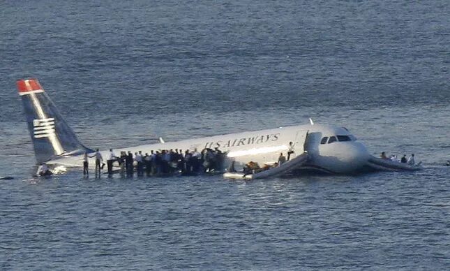 Real photo of the day the pilot landed in the river. (Image: reproduction/ YouTube)