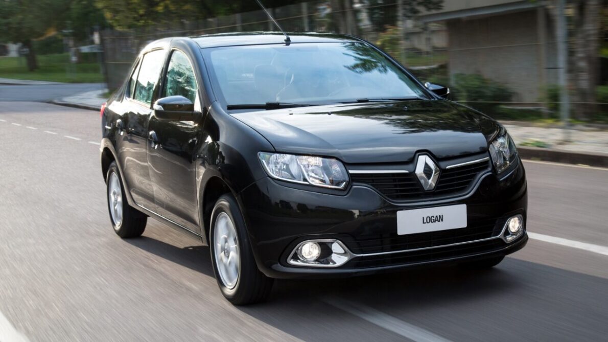 O Renault Logan se destaca com sua direção hidráulica, transmissão manual de 5 velocidades, oferecendo baixo consumo e desempenho notável para o carro.