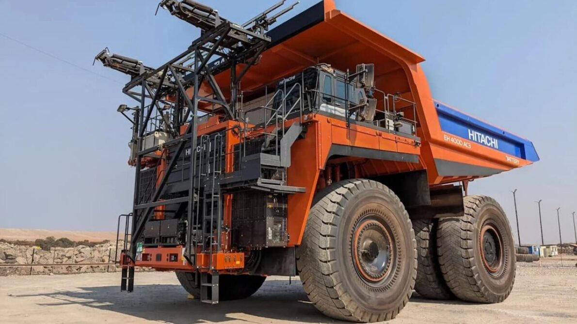 Hitachi testa super caminhão elétrico de 243 toneladas em mina na Zâmbia, prometendo zero emissões e eficiência energética.