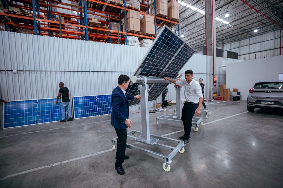 Chinese company Arctech Solar surprises with the inauguration of a new factory in the renewable energy sector in Brazil, promising to create 300 new jobs