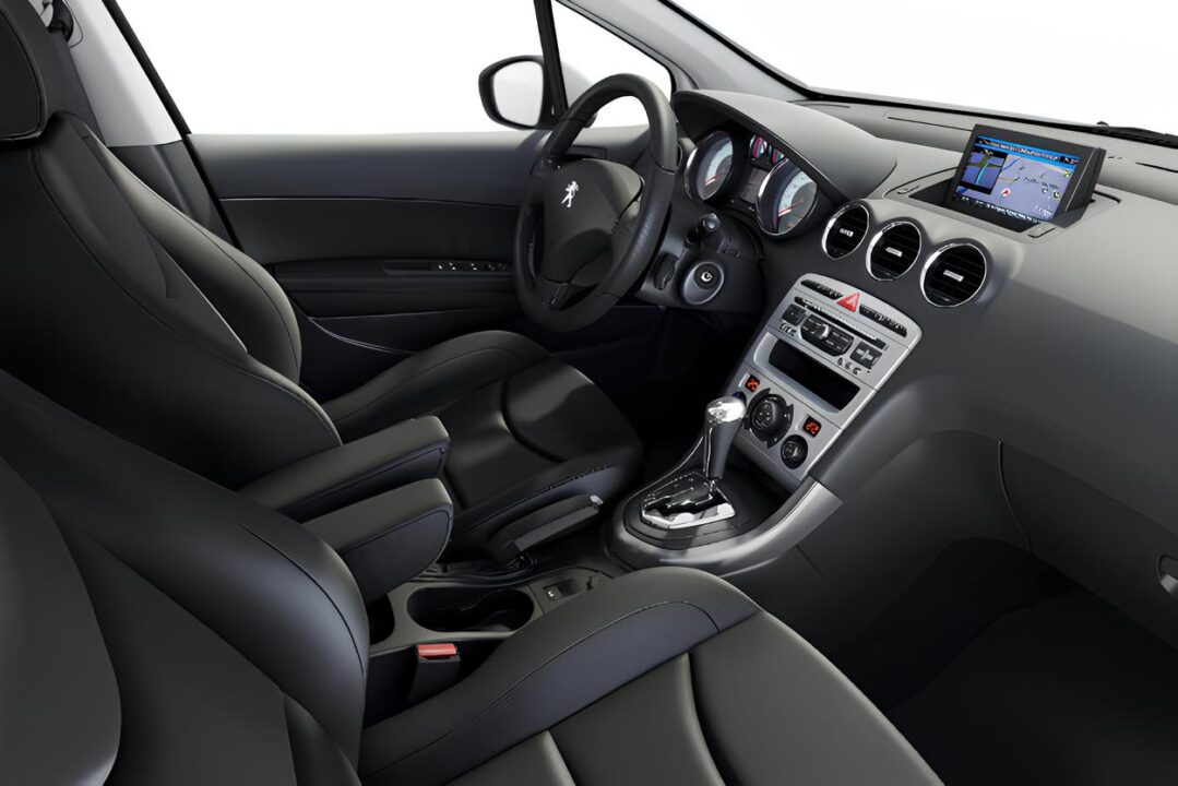 Por menos de R$ 40 mil este é o carro ‘baratinho’ da Peugeot que desbanca modelos atuais no mercado automotivo e se destaca fazendo 10,7 km/l