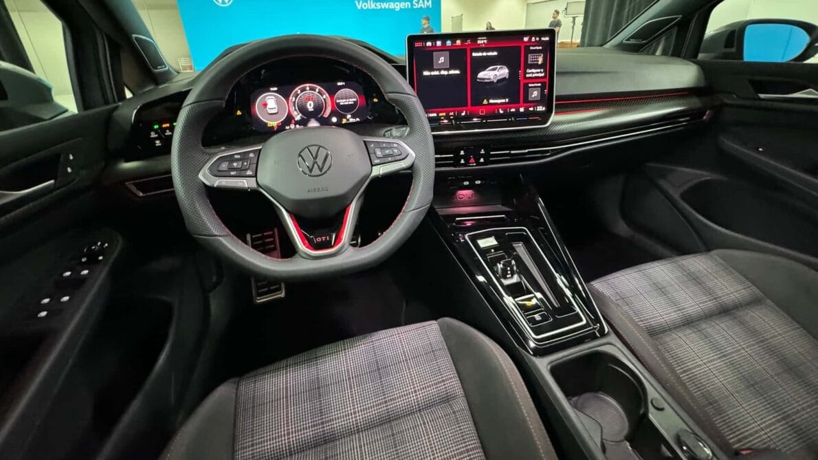 The Golf GTI is back in Brazil with a 2.0 turbo engine and sport design. Check out everything about the most awaited model of 2025! (Image: Fábio Trindade)