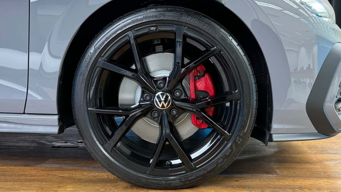 The Golf GTI is back in Brazil with a 2.0 turbo engine and sport design. Check out everything about the most awaited model of 2025! (Image: Fábio Trindade)