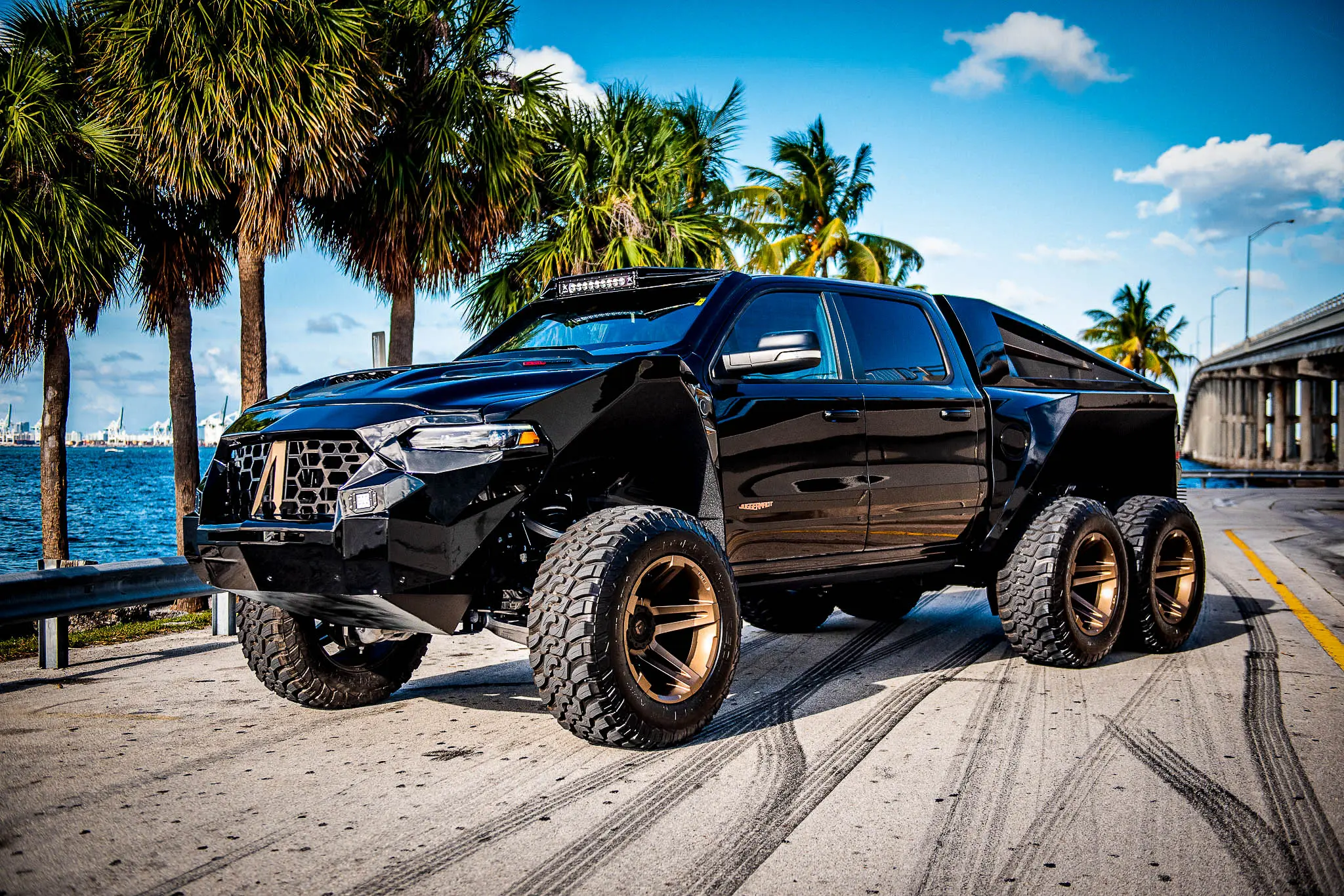 Com 850 cavalos e blindagem de Kevlar, a picape do 'fim do mundo' chega aos EUA por R$ 1,5 milhão, pronta para qualquer desafio