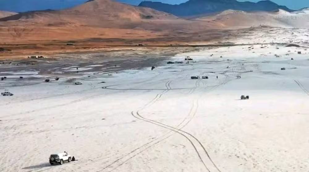 Surpresa no deserto saudita! Neve cobre dunas de Al-Nafūd pela primeira vez, mudando a paisagem e atraindo multidões.