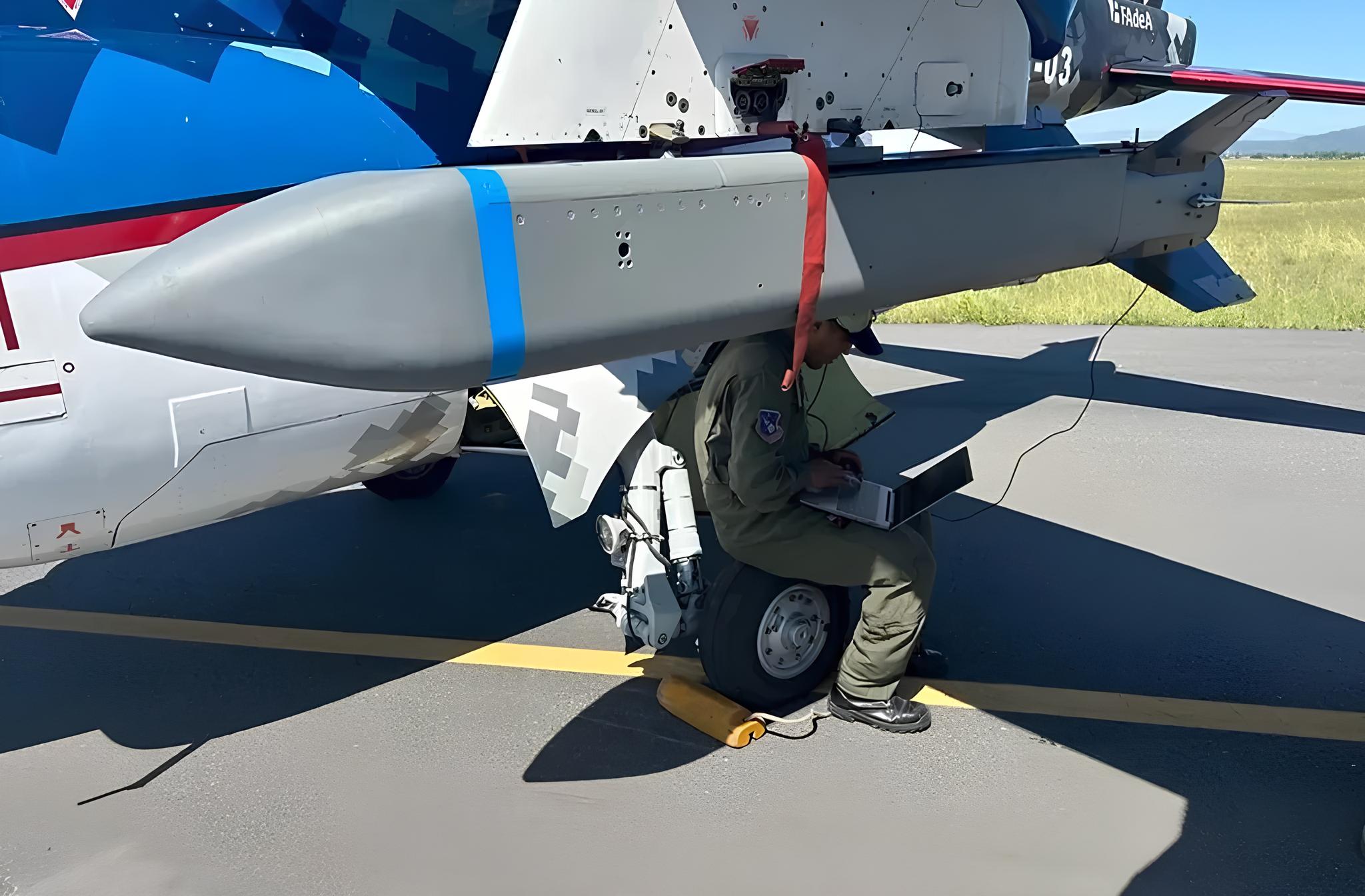 Argentina surpreende o mundo! Força Aérea reinventa a bomba planadora Dardo com alcance de 200 km e precisão máxima, marcando o retorno triunfal da produção militar após uma década