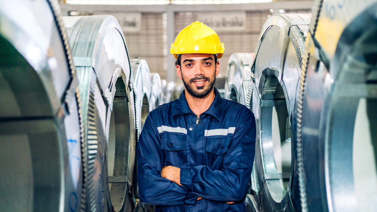 Indústria cresce e amplia vagas de emprego, investindo em qualificação e treinamento de profissionais para atender demanda crescente.