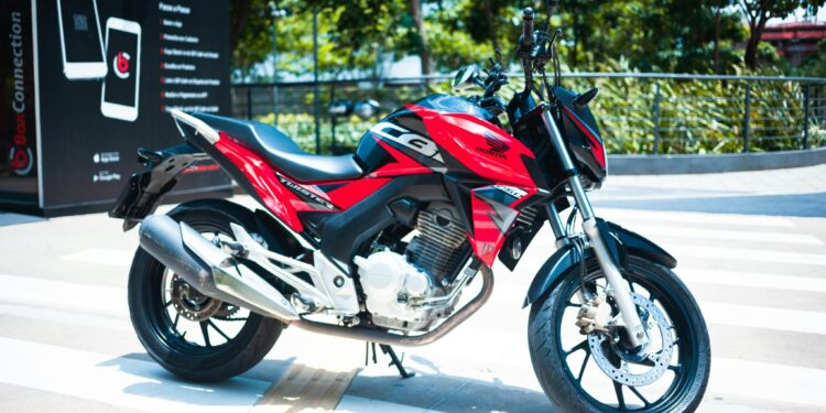 Moto que faz 55 km/l e custa R$ 8.100 pode revolucionar o transporte no Brasil. Conheça a Honda Shine 100 e seus diferenciais!