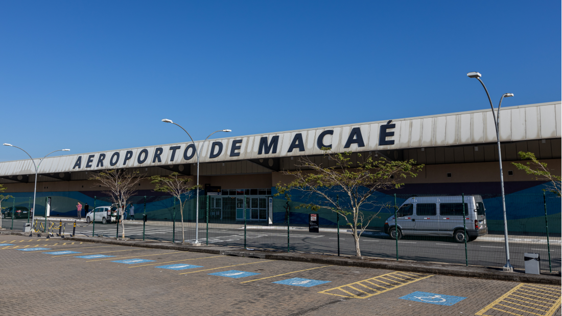 Fachada do Aeroporto de Macaé, no Norte Fluminense, que será ampliado com nova pista de 1.410 metros até 2025. Imagem: Rui Porto Filho - Divulgação Zurich Air Port