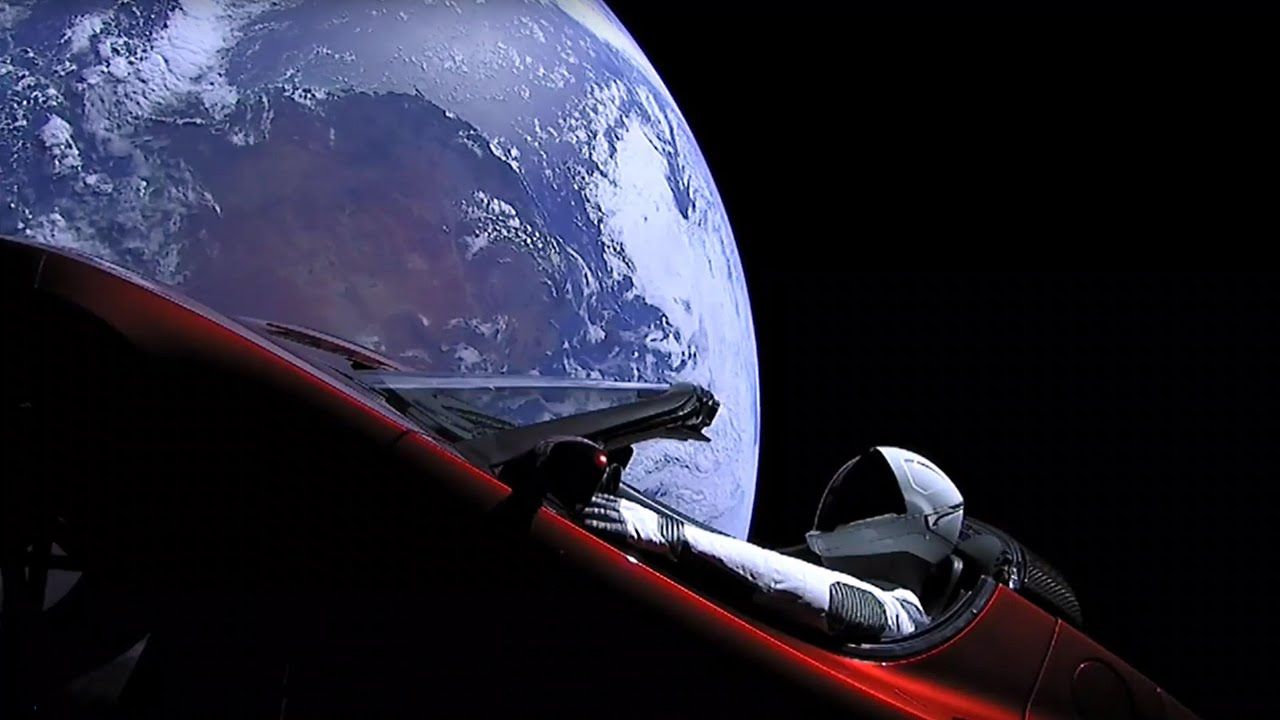 Carro de Elon Musk ainda está vagando pelo espaço e foi confundido com asteroide por astrônomos!