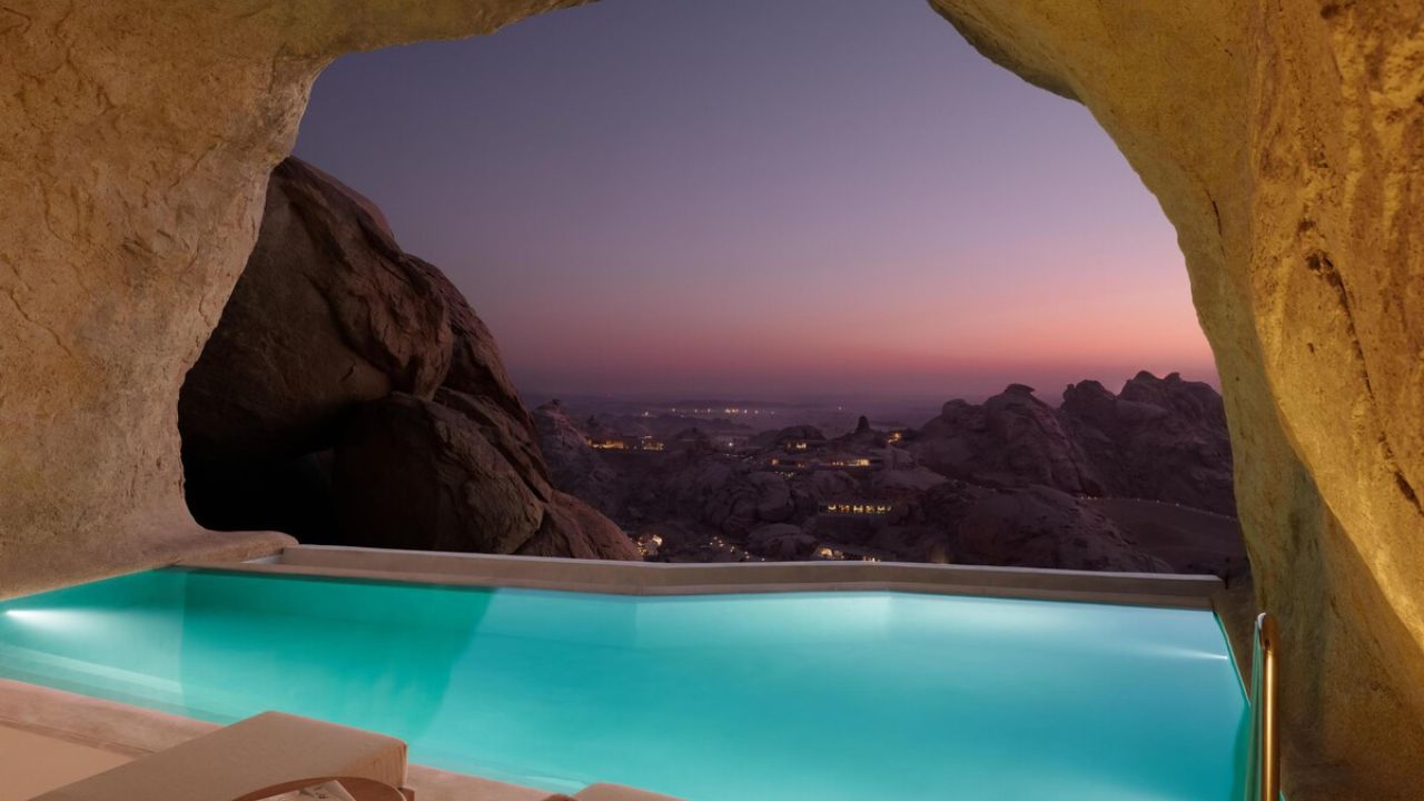 Desert Rock: O refúgio de luxo esculpido nas falésias da Arábia Saudita que está transformando o turismo no deserto