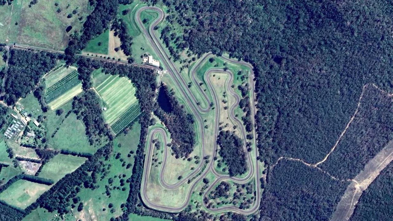 Milionário perde a carteira de motorista e constrói um circuito de R$ 50 milhões no quintal para acelerar seus supercarros