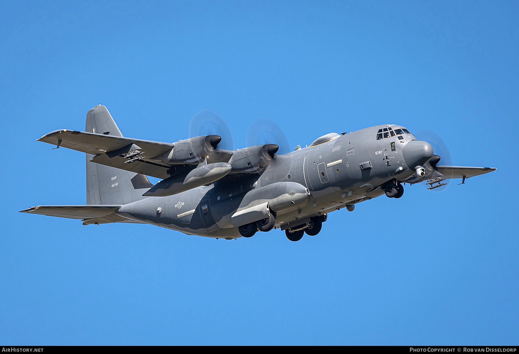 Conheça os segredos do AC-130, a aeronave militar mais temida dos EUA, que combina tecnologia e poder em missões de combate. (Imagem: Reprodução/airhistory.net)