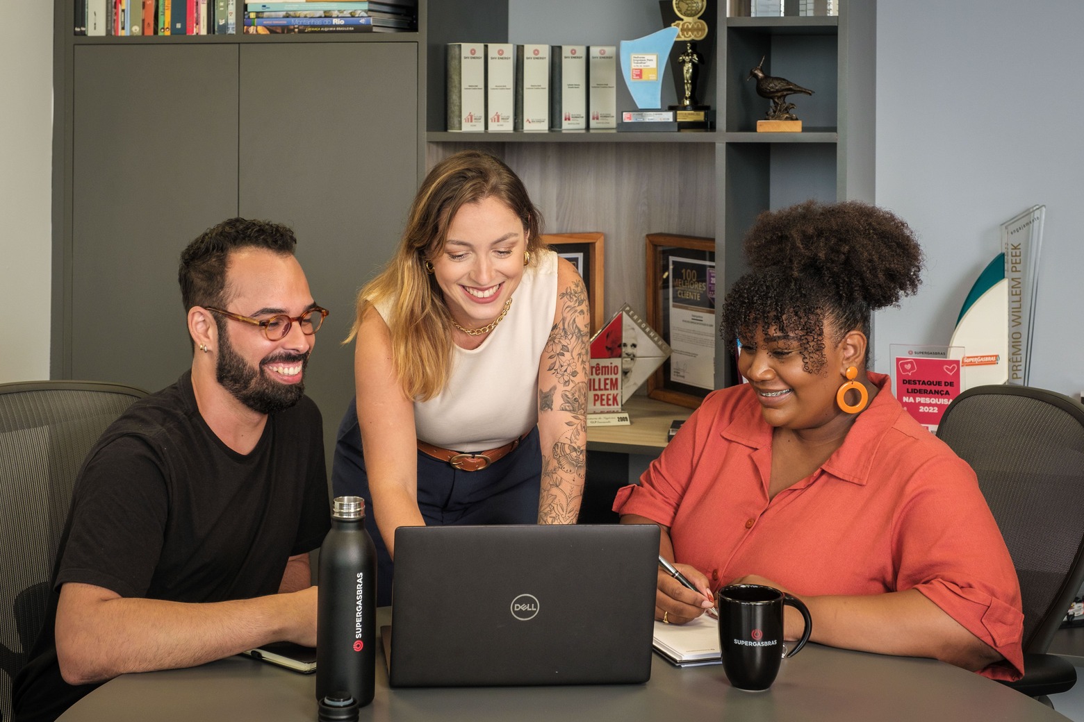 Equipe da Supergasbras reunida em ambiente corporativo, discutindo estratégias para o Programa de Trainee Comercial 2025. Profissionais engajados e colaborativos. Imagem: Divulgação Supergasbras