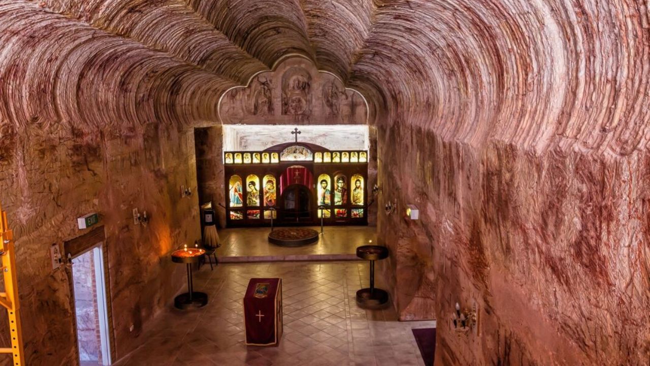 A cidade subterrânea onde as pessoas vivem em túneis cercados por joias milionárias