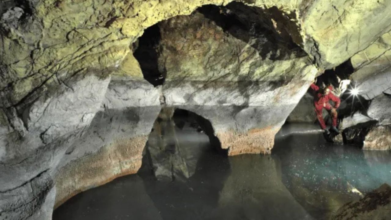 Descoberta inacreditável: Cientistas encontram o maior lago subterrâneo do mundo escondido nesse país!